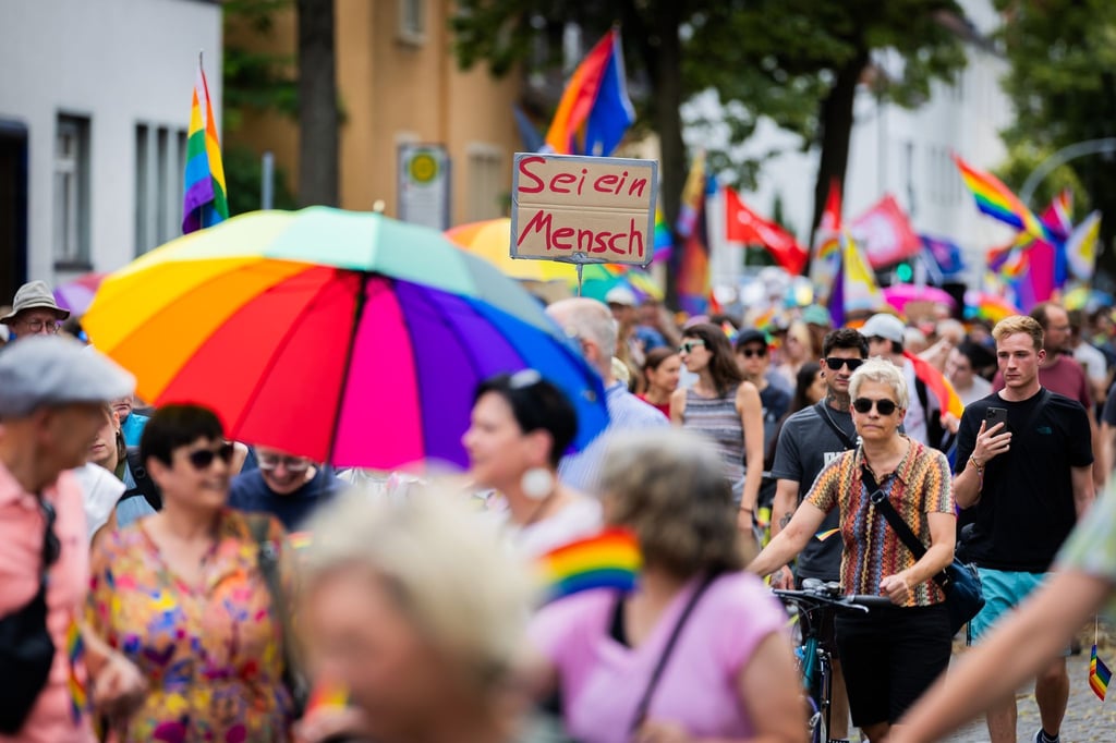 Hunderte Menschen machen beim Christopher Street Day in Falkensee für Vielfalt mit.