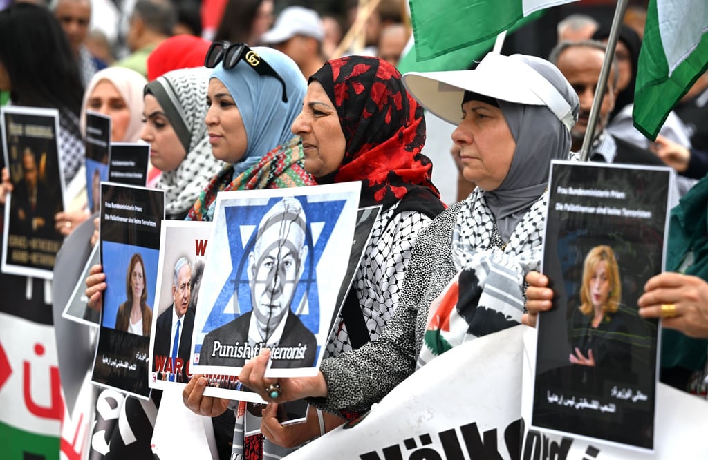Mehrere hundert Menschen haben in Berlin bei einer propalästinensischen Demonstration gegen das Vorgehen Israels im Gaza-Krieg protestiert.