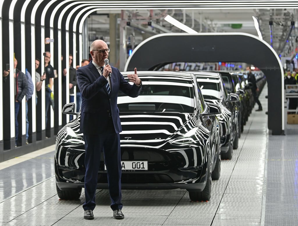 Brandenburgs Ministerpräsident zeigt sich trotz des Rückgangs bei Neuzulassungen von Tesla-Autos nicht besorgt für die Fabrik in Grünheide. (Archivbild)