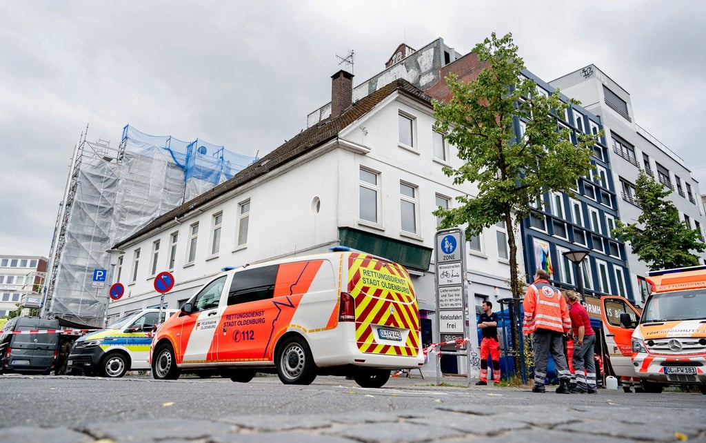 Wegen eines Polizeieinsatzes ist in Oldenburg für mehrere Stunden eine Straße gesperrt worden - den Grund nannte die Polizei zunächst nicht.