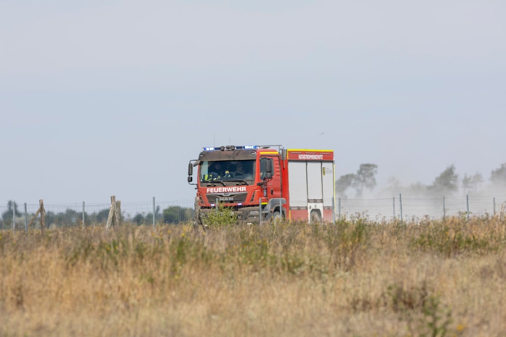 Der Brand in der Gohrischheide in Sachsen könnte sich erneut auf Brandenburger Gebiet ausbreiten.