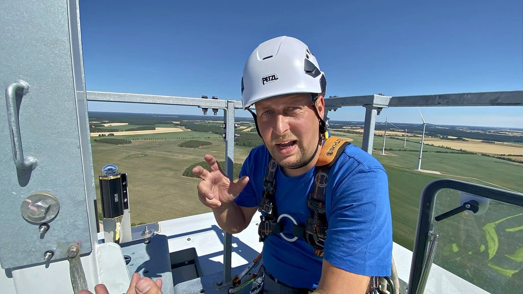 Ronny Otto erklärt in 158 Metern Höhe wie die Signalleuchten funktionieren, die sich erst einschalten, wenn sich Flugzeuge nähern.