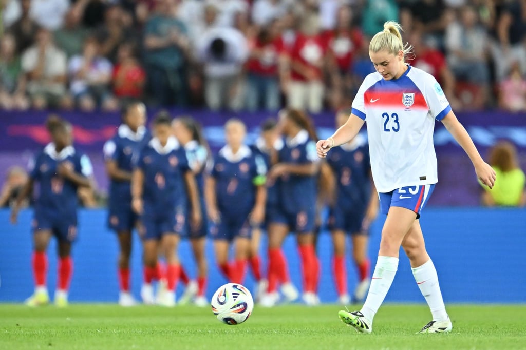 Titelverteidiger England um Stürmerin Alessia Russo legt einen Fehlstart hin.