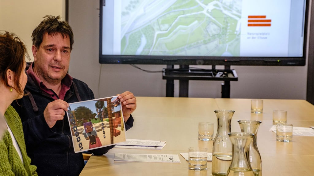 Tobias Thiel, hier bei einem Pressegespräch der Stadt zur Laga, ist Studienleiter an der Evangelische Akademie Sachsen-Anhalt. Im MZ-Interview gab er jetzt Auskunft über ein FSJ in der Akademie.