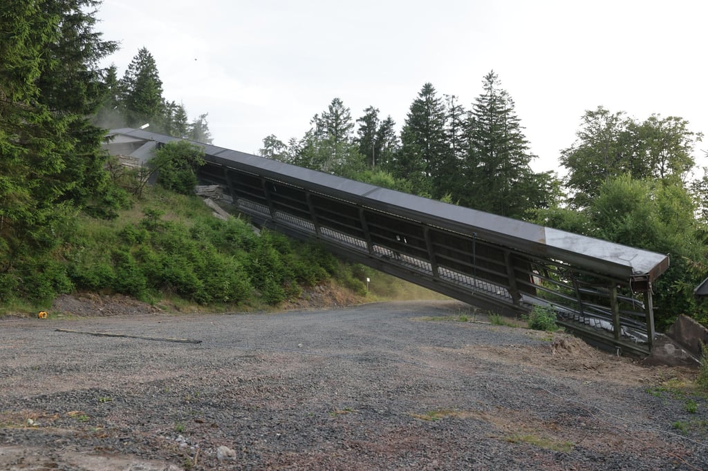 Beim zweiten Versuch glückte der Abriss der Inselbergschanze.