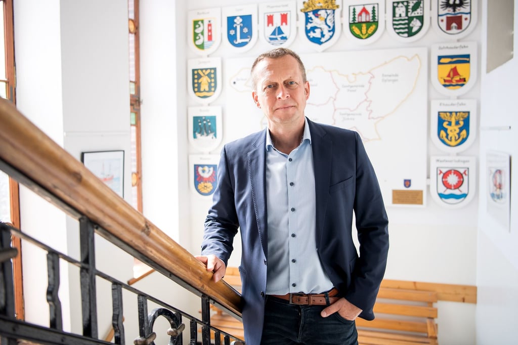Borkums Inselbürgermeister, Jürgen Akkermann, wirft Bundesumweltminister Carsten Schneider widersprüchliche Aussagen zum Meeresschutz vor. (Archivbild)