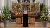 Die schlichte Holzurne des verstorbenen Künstlers Günther Uecker steht während eines Trauergottesdienstes im Schweriner Dom.