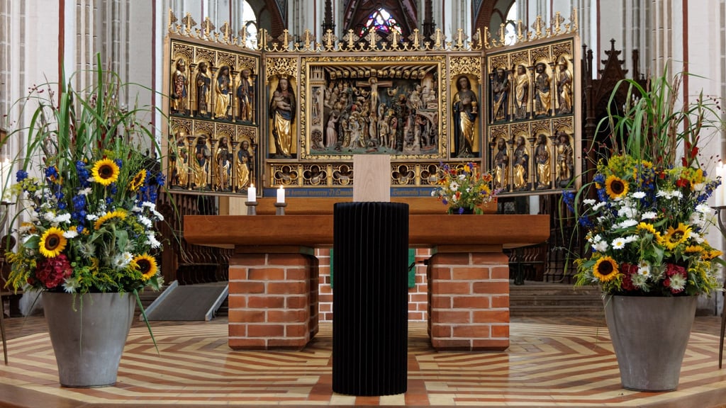 Die schlichte Holzurne des verstorbenen Künstlers Günther Uecker steht während eines Trauergottesdienstes im Schweriner Dom.