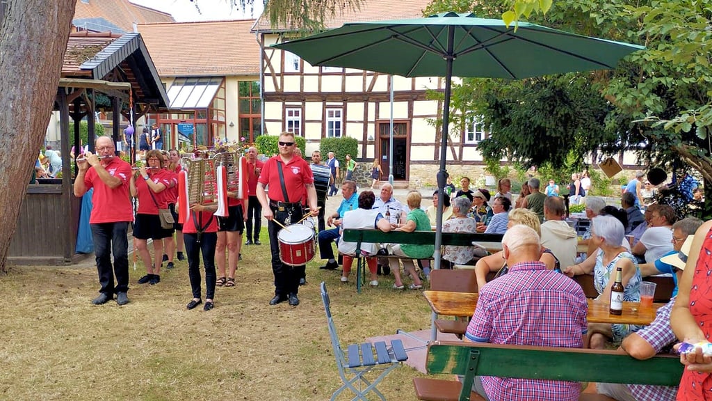 Beim Erdbeerfest in der Heimvolkshochschule Alterode spielte auch der Spielmannszug.