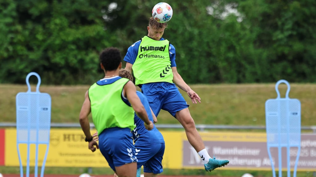 Alexander Ahl-Holmström (in der Luft) vom 1. FC Magdeburg musste das Training am Samstag abbrechen.