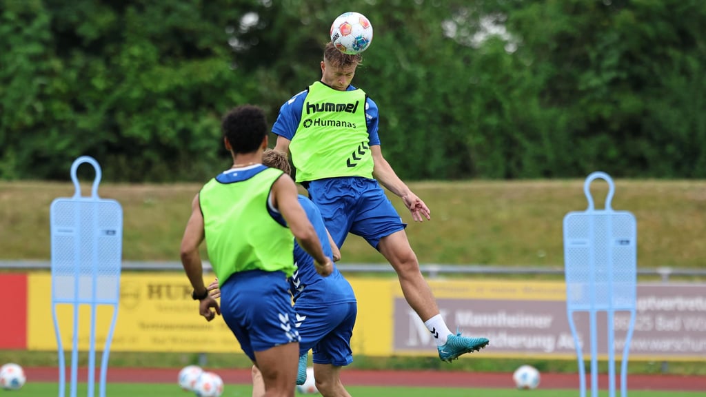 Alexander Ahl-Holmström (in der Luft) vom 1. FC Magdeburg musste das Training am Samstag abbrechen.