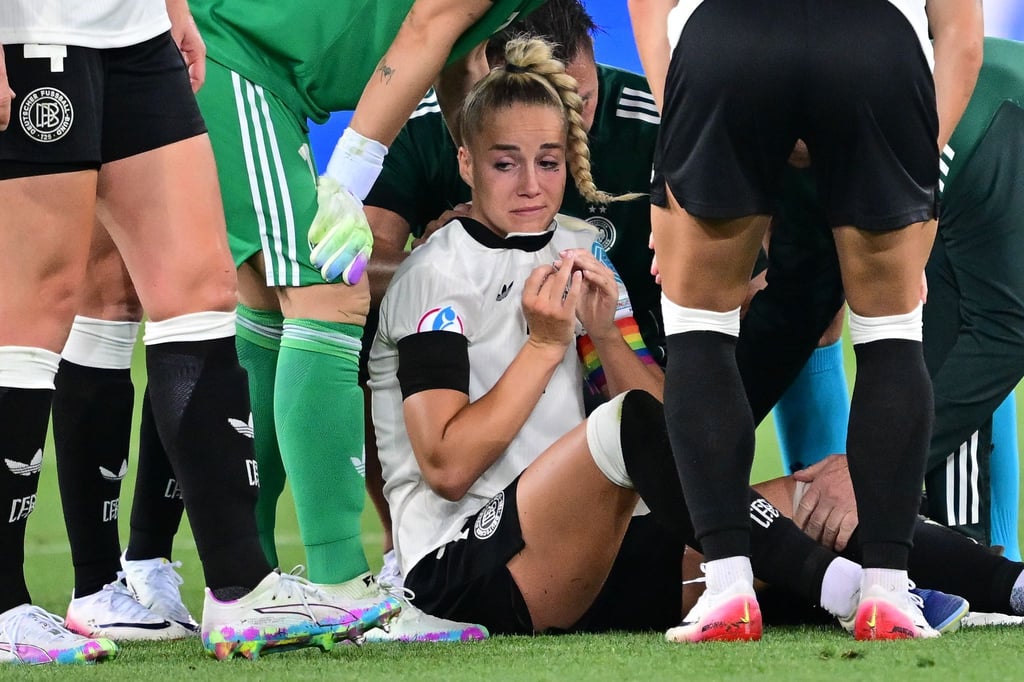 Schock für Giulia Gwinn (Mitte) gleich zum EM-Auftakt