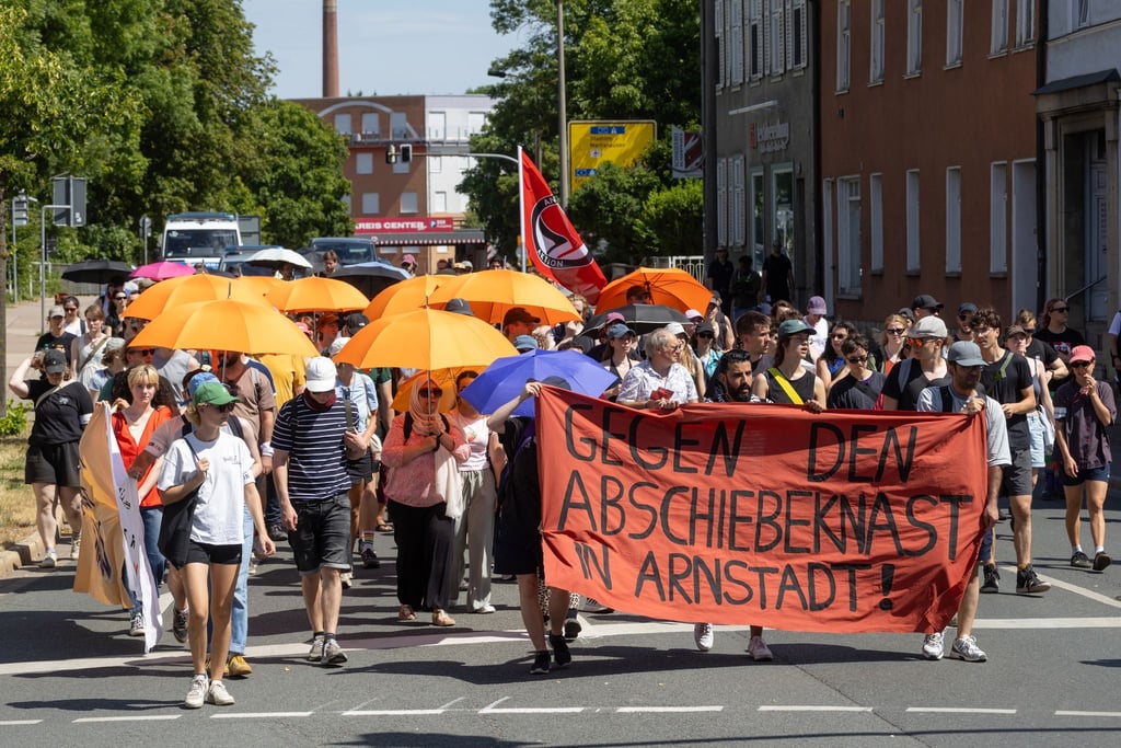Etwa 200 Menschen gingen gegen die geplante Abschiebehaft in Arnstadt auf die Straße.