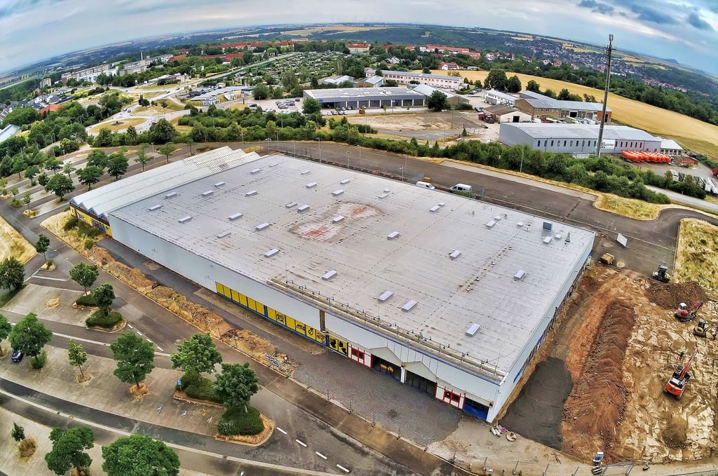 Eine Luftbild des ehemaligen Max-Bahr-Baumarktes in Hettstedt zeigt die Dimensionen. Ihr ziehen ein Lidl-Markt und weitere Geschäfte ein.