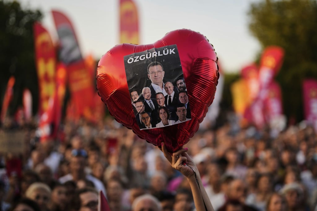 Immer wieder gibt es in der Türkei Demonstrationen für die Freilassung inhaftierter CHP-Politiker wie Ekrem Imamoglu. (Archivbild)