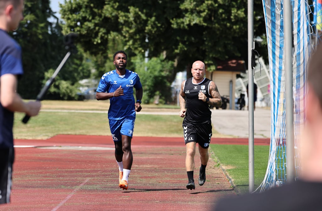 Sowohl Laufen als auch Übungen standen für den mit Athletiktrainer Jannik Kirchenkamp individuell arbeitenden Daniel Heber auf dem Programm.