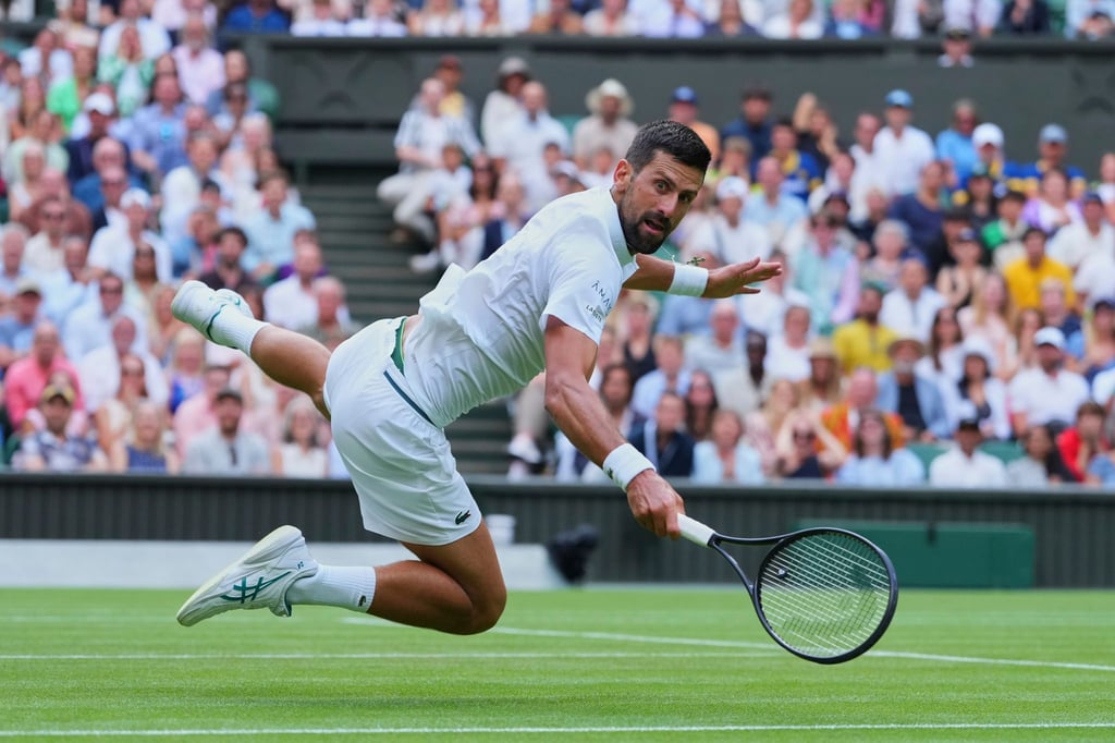 Novak Djokovic gewinnt mit akrobatischer Einlage.
