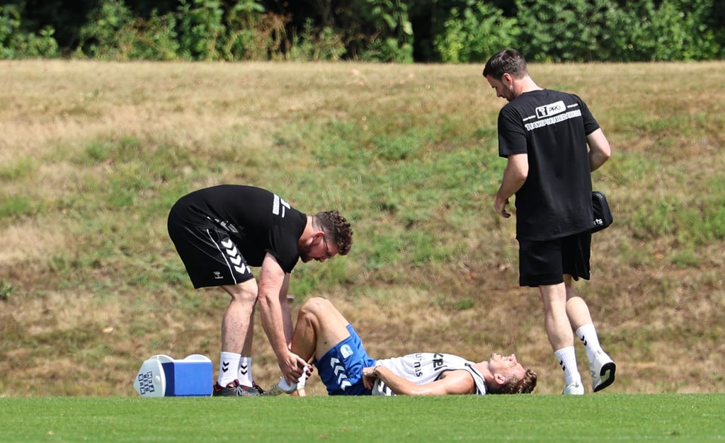 Alexander Nollenberger hatte sichtlich Schmerzen am Rücken. Später stand er zumindest am Spielfeldrand und verfolgte den Rest der Einheit interessiert von dort.