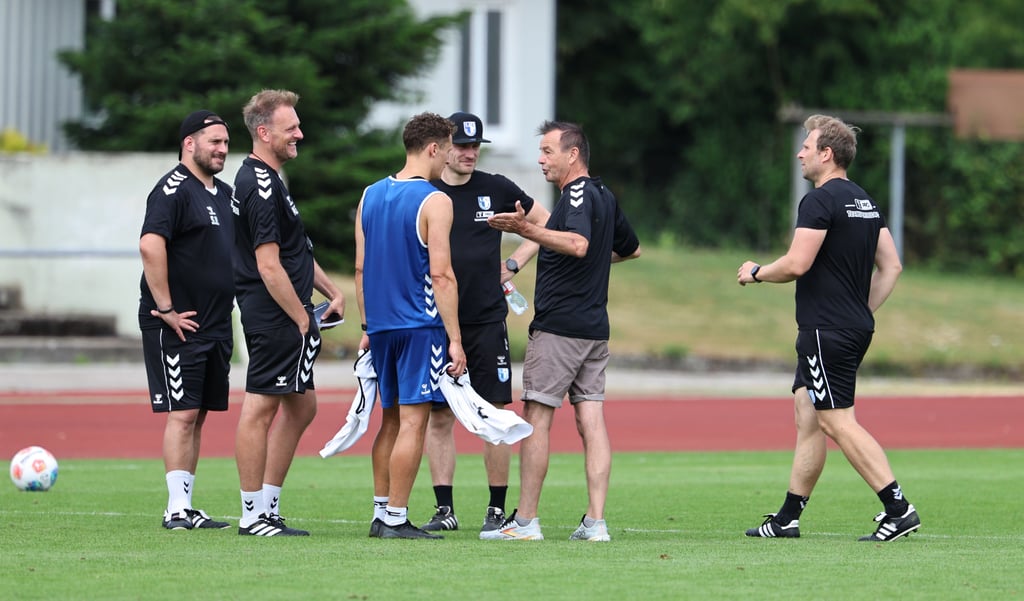 Obwohl die Einheit so hart war, gab es auch Momente des Spaßes – wie hier unter anderem mit dem lachenden Trainer Markus Fiedler, Stürmer Martijn Kaars und Sportchef Otmar Schork.