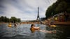 Menschen genießen das Wasser an der Badestelle Grenelle an der Seine in Paris.