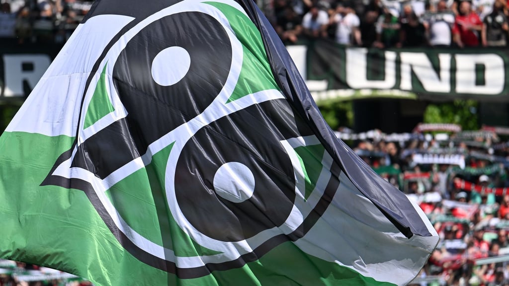 Fans von Hannover 96 haben sich - mild ausgedrückt - nach dem DFB-Pokalspiel in Cottbus richtig daneben benommen.