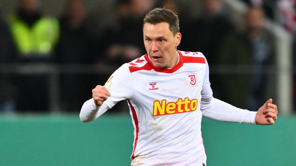 Ex-FCM-Spieler Alexander Bittroff bei einem seiner wenigen Einsätze für Jahn Regensburg. Geht es jetzt zu Energie Cottbus?