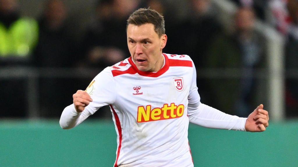 Ex-FCM-Spieler Alexander Bittroff bei einem seiner wenigen Einsätze für Jahn Regensburg. Geht es jetzt zu Energie Cottbus?