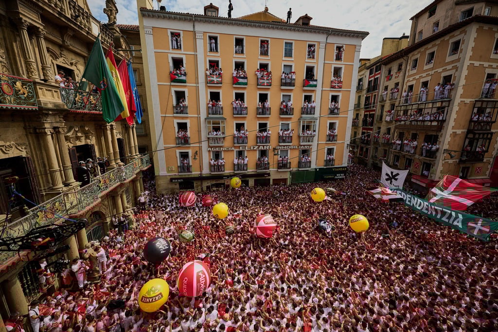 Mit dem Abschuss einer kleinen Rakete wurde am Sonntag das neuntägige Stadtfest San Fermín mit den berühmten Stierläufen in Pamplona eröffnet.