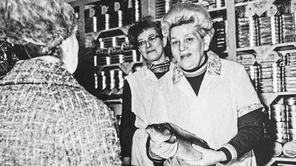 Wo gab es Fisch in Zeitz? Leser meldeten sich dazu mit ihren Erinnerungen. Und an den Karpfenverkauf vor Silvester konnten sich fast alle erinnern. Dieses Foto stammt wahrscheinlich aus dem Jahr 1970. Darauf werden die Karpfen im Fischladen am Michaeliskirchhof (heute Luthergasse) angeboten.