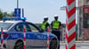 Polnische Polizistinnen stehen am deutsch-polnischen Grenzübergang Stadtbrücke zwischen Frankfurt (Oder) und Slubice.