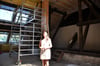 Janine Koska steht im Dachboden des Empfangsgebäudes am Bahnhof Neustadt in Magdeburg.