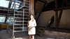 Janine Koska steht im Dachboden des Empfangsgebäudes am Bahnhof Neustadt in Magdeburg. Der bisher schlimmste Bahnhof der Stadt soll umfassend saniert werden.&nbsp;