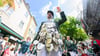 Schützen, Feuerwehrleute und Mitglieder anderer Vereine marschierten in Hannover zum Schützenplatz.