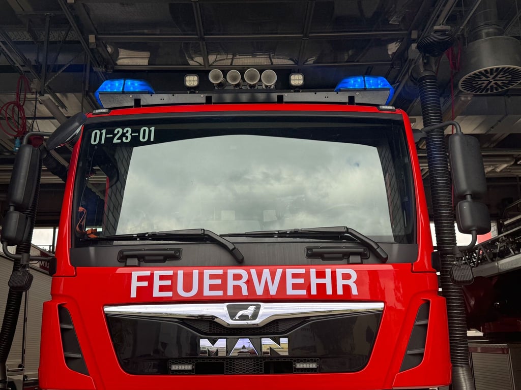 Der Bungalow stand komplett in Flammen. (Symbolbild)