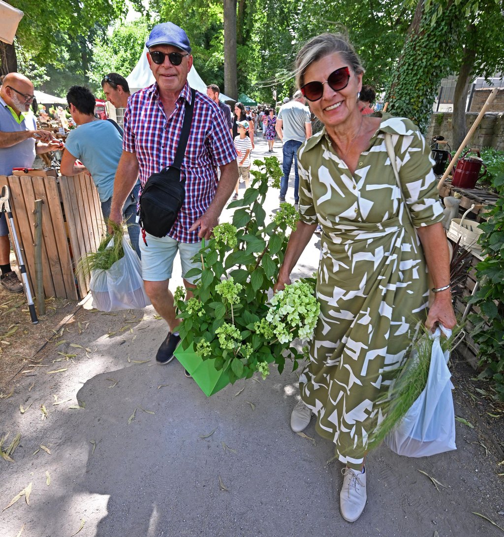 Der Besuch hat sich gelohnt! Mit vollen Tüten geht es nachhause.