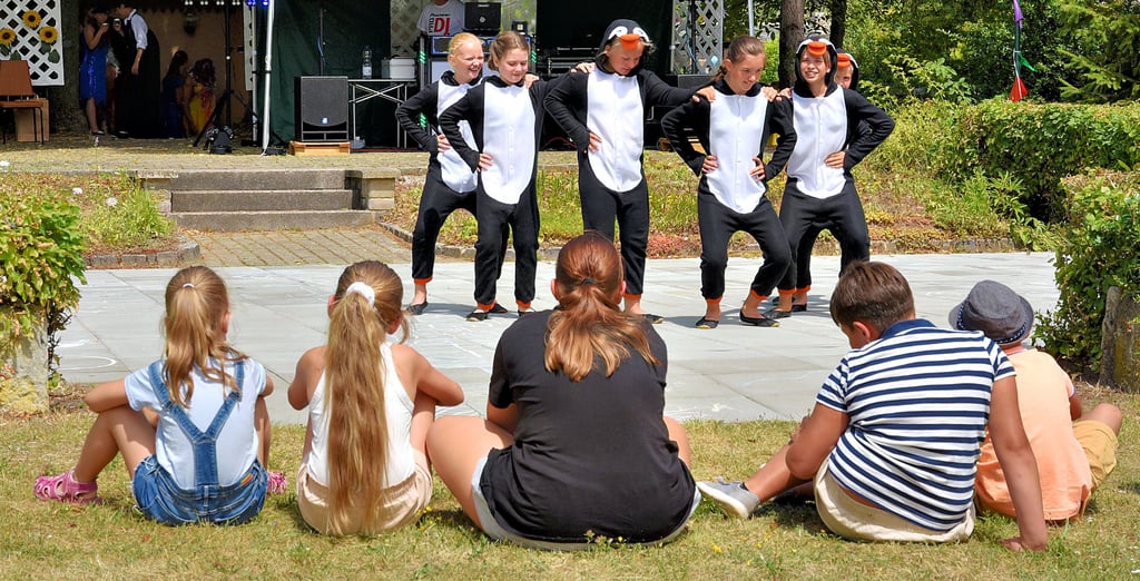 Bei musikalischer Umrahmung unterhielten die Tanzgruppen der Hohenmölsener Sunflowers und des Weißenfelser Weißenfelser Karnevalclubs die zahlreichen Besucher.