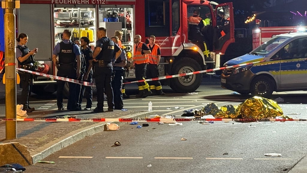 Ein Auto hat nachts in Frankfurt zwei E-Scooter erfasst. Es gibt zwei Todesopfer.