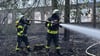 Feuerwehrleute aus Aschersleben und dem Seeland unterstützen die Einsatzkräfte beim großen Flächenbrand in der Nähe von Jütrichau.