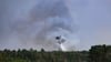 Ein Löschhubschrauber ist beim Waldbrand in der Gohrischheide im Einsatz.