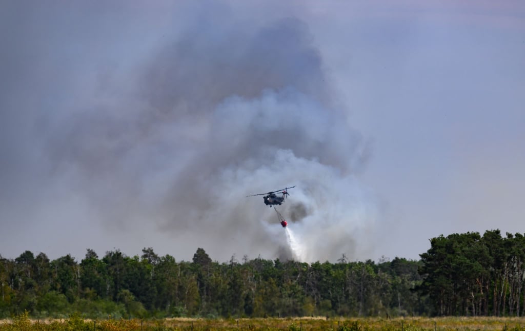 Ein Löschhubschrauber ist beim Waldbrand in der Gohrischheide im Einsatz.