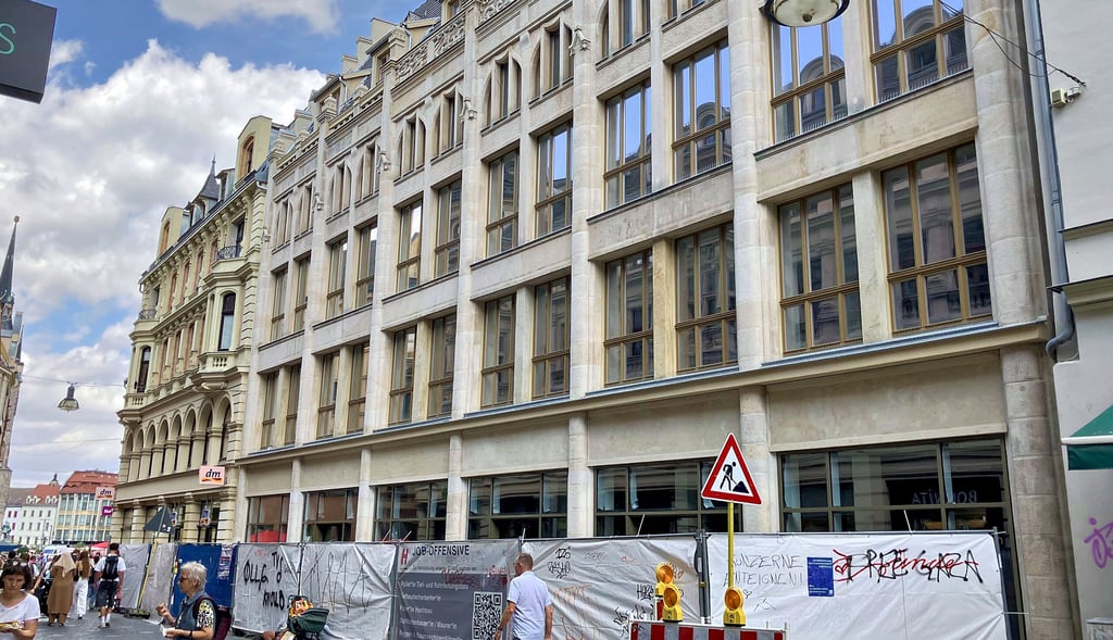 Bis zum Herbst sollen die Planen verschwinden: das ehemalige Kaufhaus in der Leipziger Straße 6