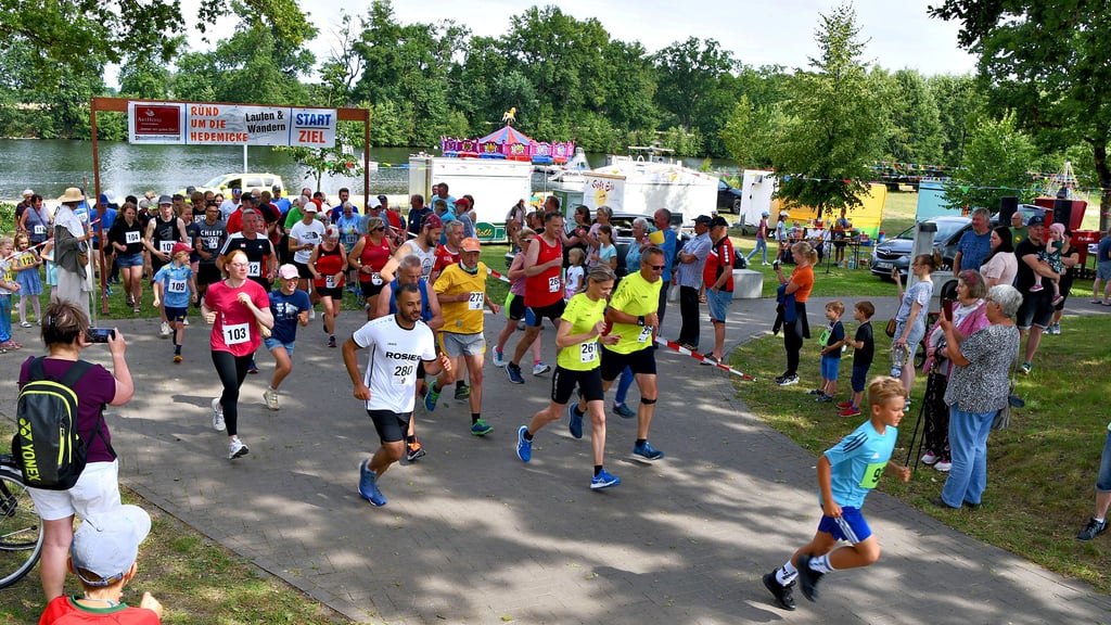 Beim Lauf rund um die Hedemicke zum Strandfest in Kamern sind Groß und Klein gestartet, um die 3,6 und 6,2 Kilometer langen Strecken zu laufen oder zu wandern.
