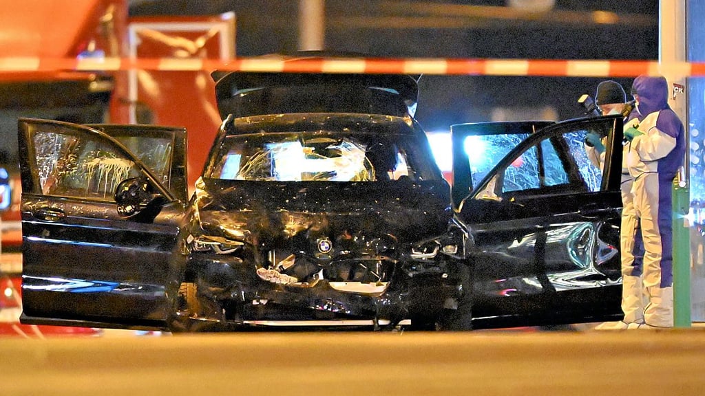 Die Spurensicherung am demolierten BMW nach dem Anschlag auf den Magdeburger Weihnachtsmarkt im Dezember 2024. Der Attentäter fuhr mit bis zuu 50 Km/h durch die Menschenmenge.