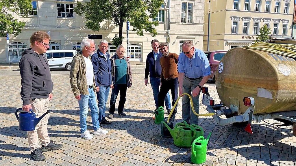 Andreas Exler (rechts) hatte für eine große Gießaktion der von den Rotariern gepflanzten Bäume extra Wasser herangeschafft.
