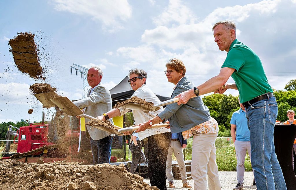 Erster Spatenstich an der L 205 mit dem SPD-Landtagsabgeordneten Rüdiger Erben (v.l.), Ministerin Lydia Hüskens, Archäologin Susanne Friedrich und Hans-Heinrich Röhrs, Funktionalbereichsleiter in der Landesstraßenbaubehörde.