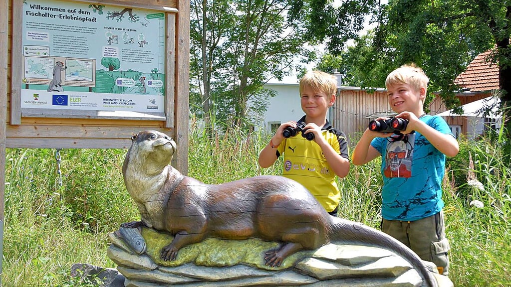 In Piplockenburg wird der bereits bestehende Fischotter-Erlebnispfad an den neuen Weg angrenzen. Til (r.) und Anton halten schon mal Ausschau.