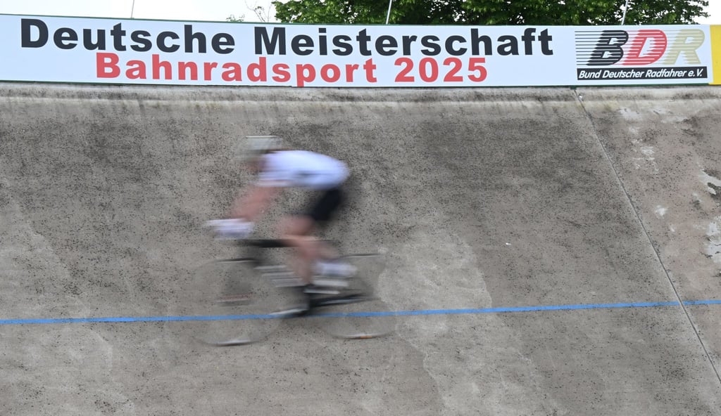 Beim Keirin hat sich ein schwerer Unfall ereignet, die Meisterschaften wurden abgebrochen.
