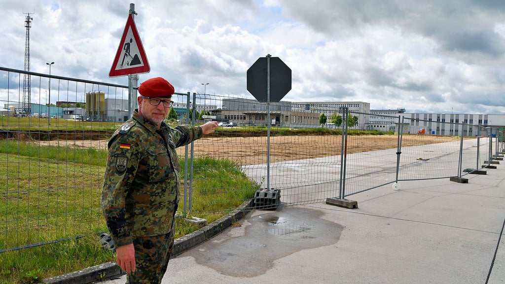 Die Bundeswehr plant in den nächsten Jahren Millionen-Investitionen in die Elb-Havel-Kaserne Havelberg. Kasernenkommandant Oberstleutnant Ralf Dülfer zeigt den für eine neue Werkstatt vorbereiteten Bauplatz.