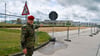 Die  Bundeswehr plant in den nächsten Jahren Millionen-Investitionen in die Elb-Havel-Kaserne Havelberg.  Kasernenkommandant Oberstleutnant Ralf Dülfer zeigt den für eine neue Werkstatt vorbereiteten Bauplatz.
