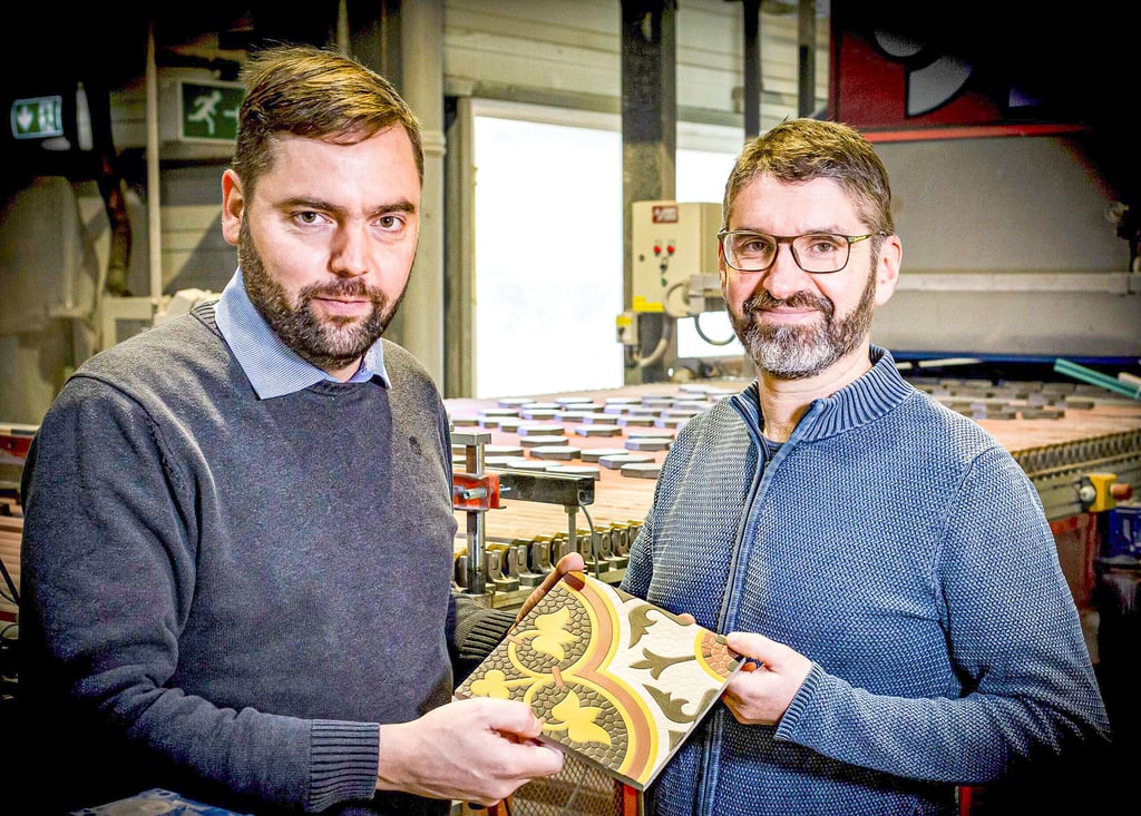 Der französische Inhaber der Zahna-Fliesen GmbH Maxime Fischer (links) und Werksleiter Marco Wissing
